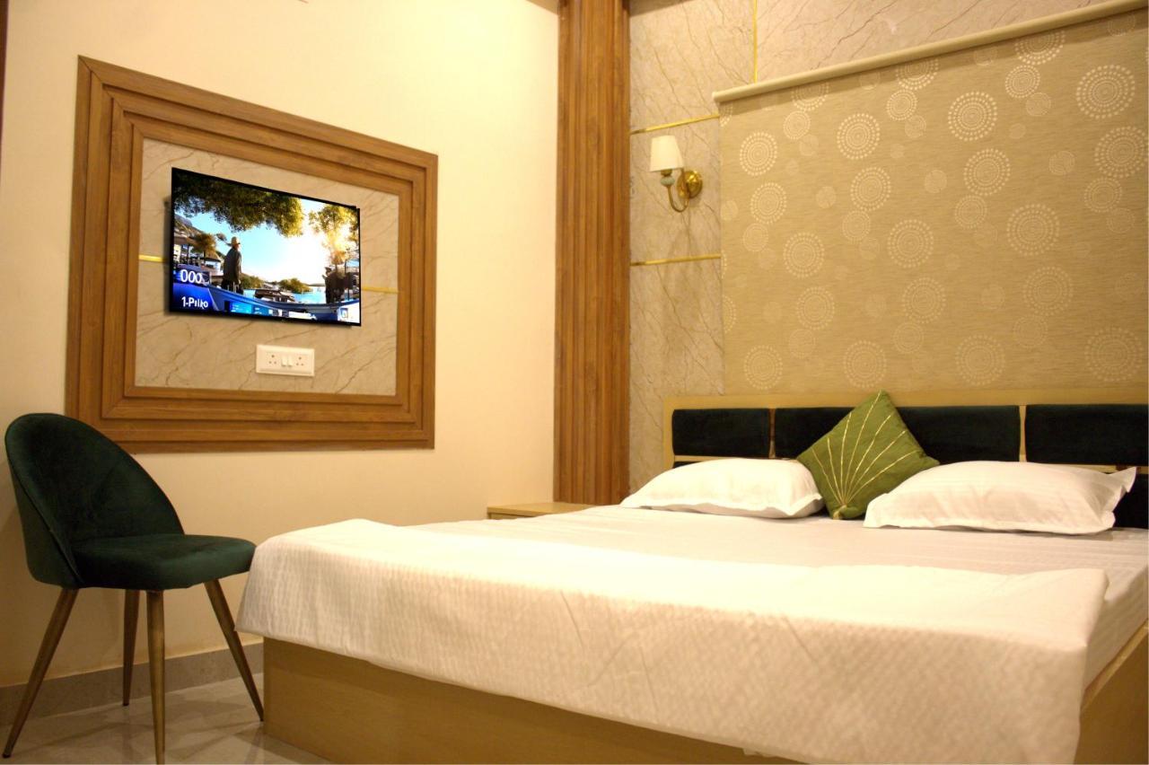 Golden Lotus Varanasi Hotel Exterior photo