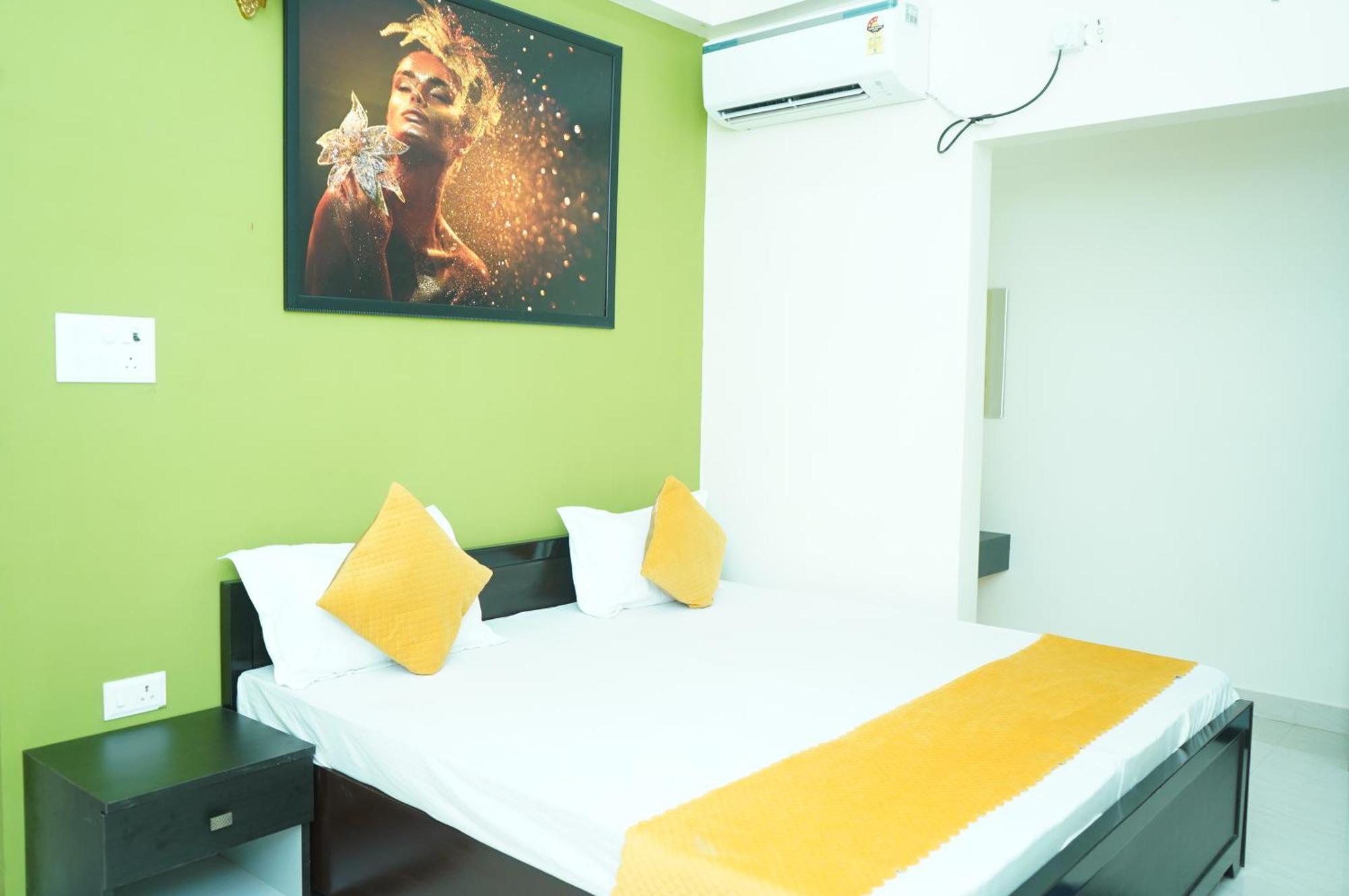Golden Lotus Varanasi Hotel Exterior photo