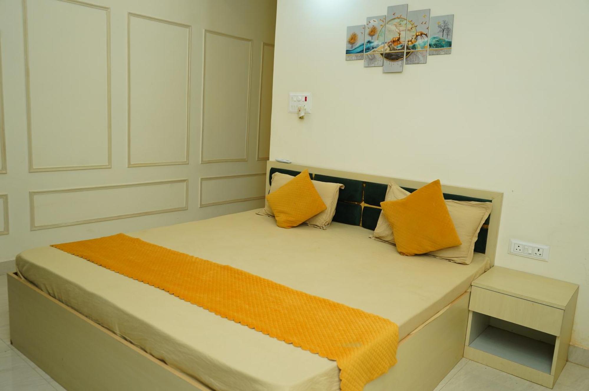 Golden Lotus Varanasi Hotel Exterior photo