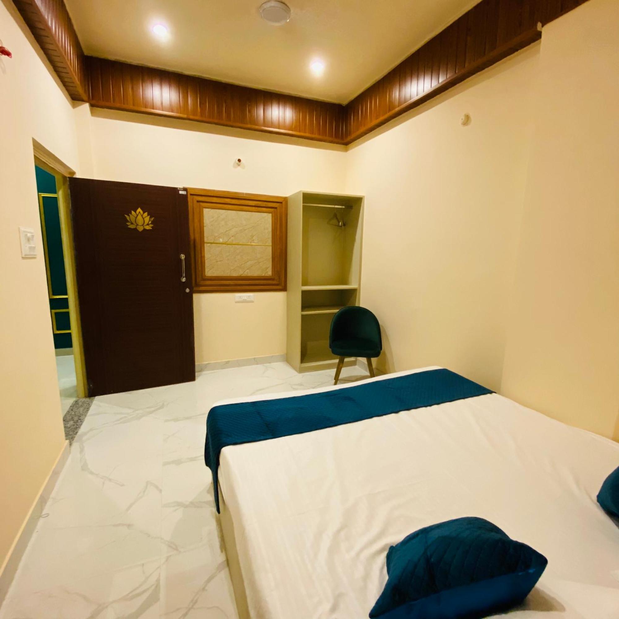 Golden Lotus Varanasi Hotel Exterior photo