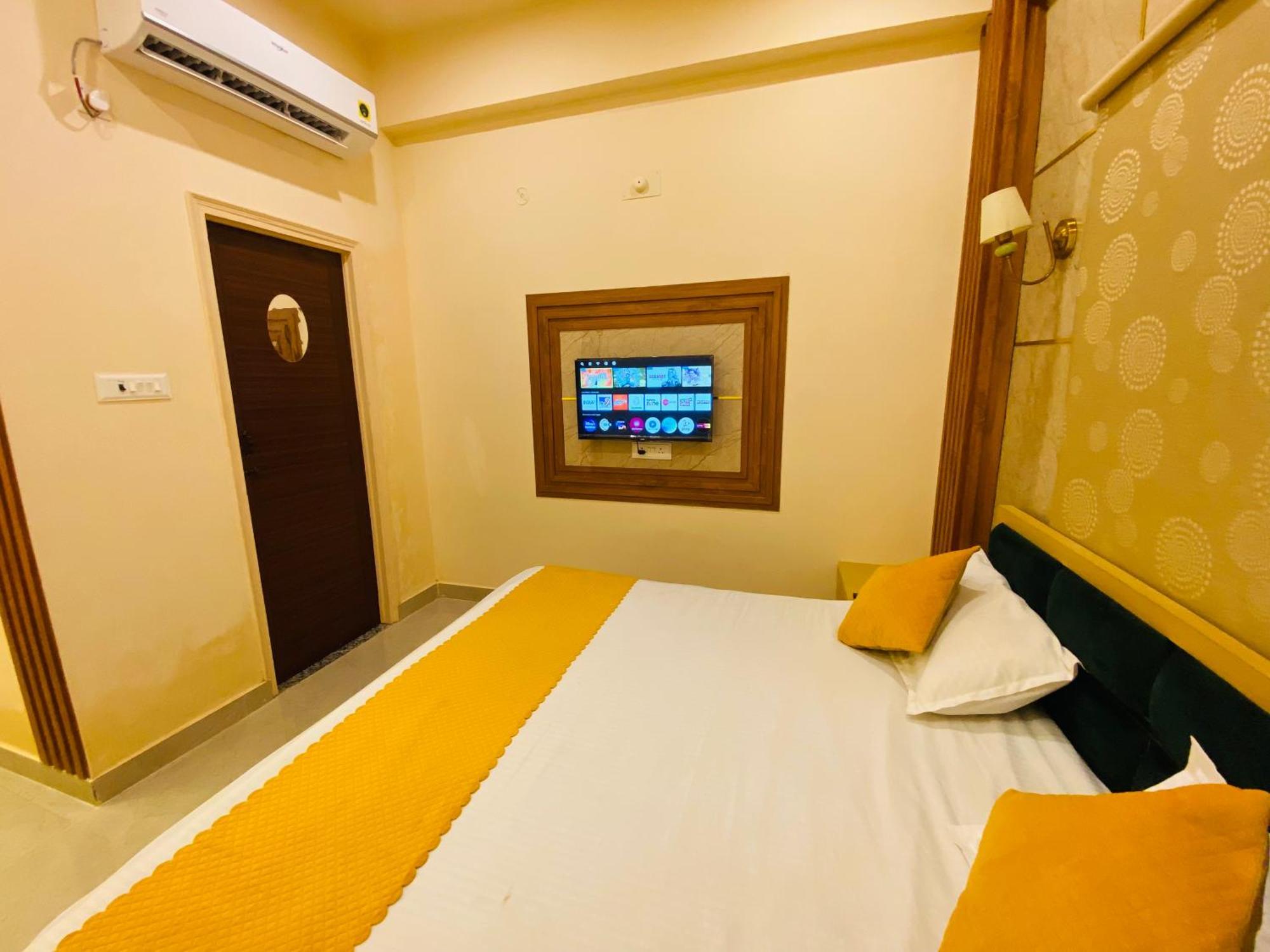 Golden Lotus Varanasi Hotel Exterior photo