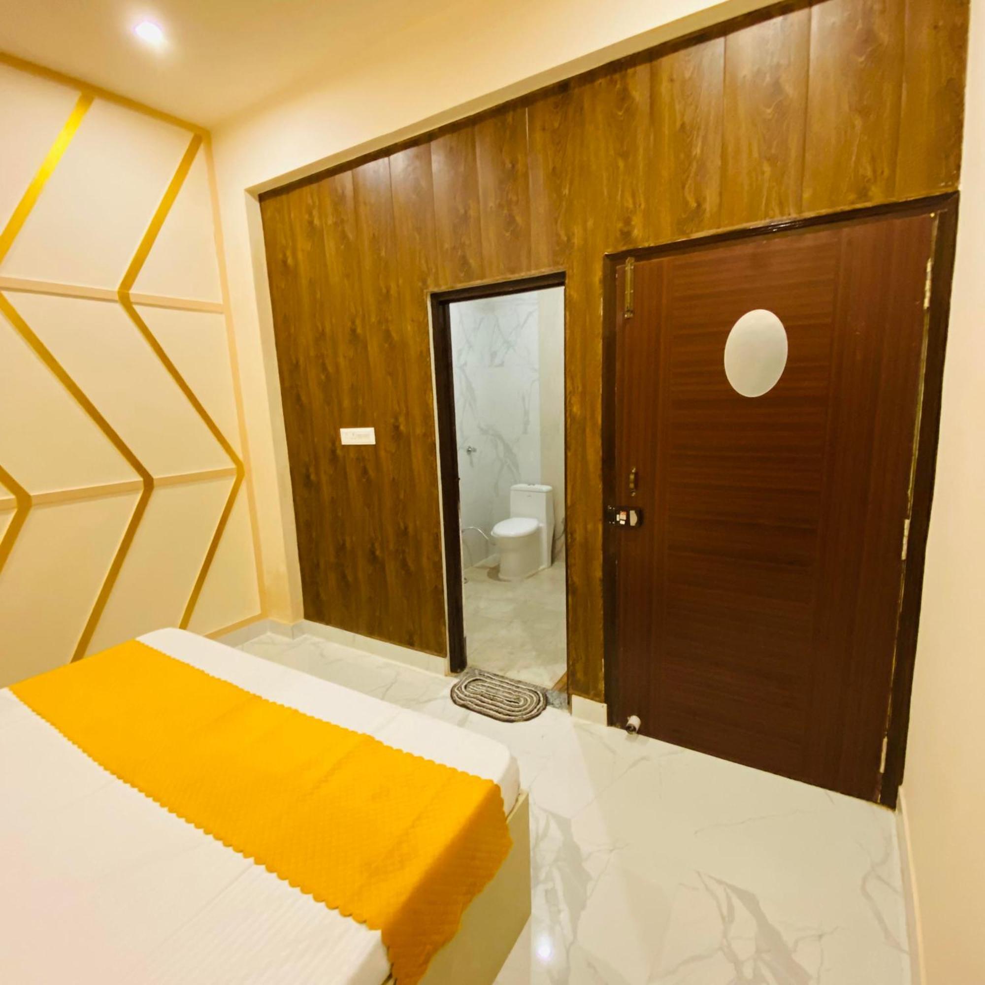 Golden Lotus Varanasi Hotel Exterior photo