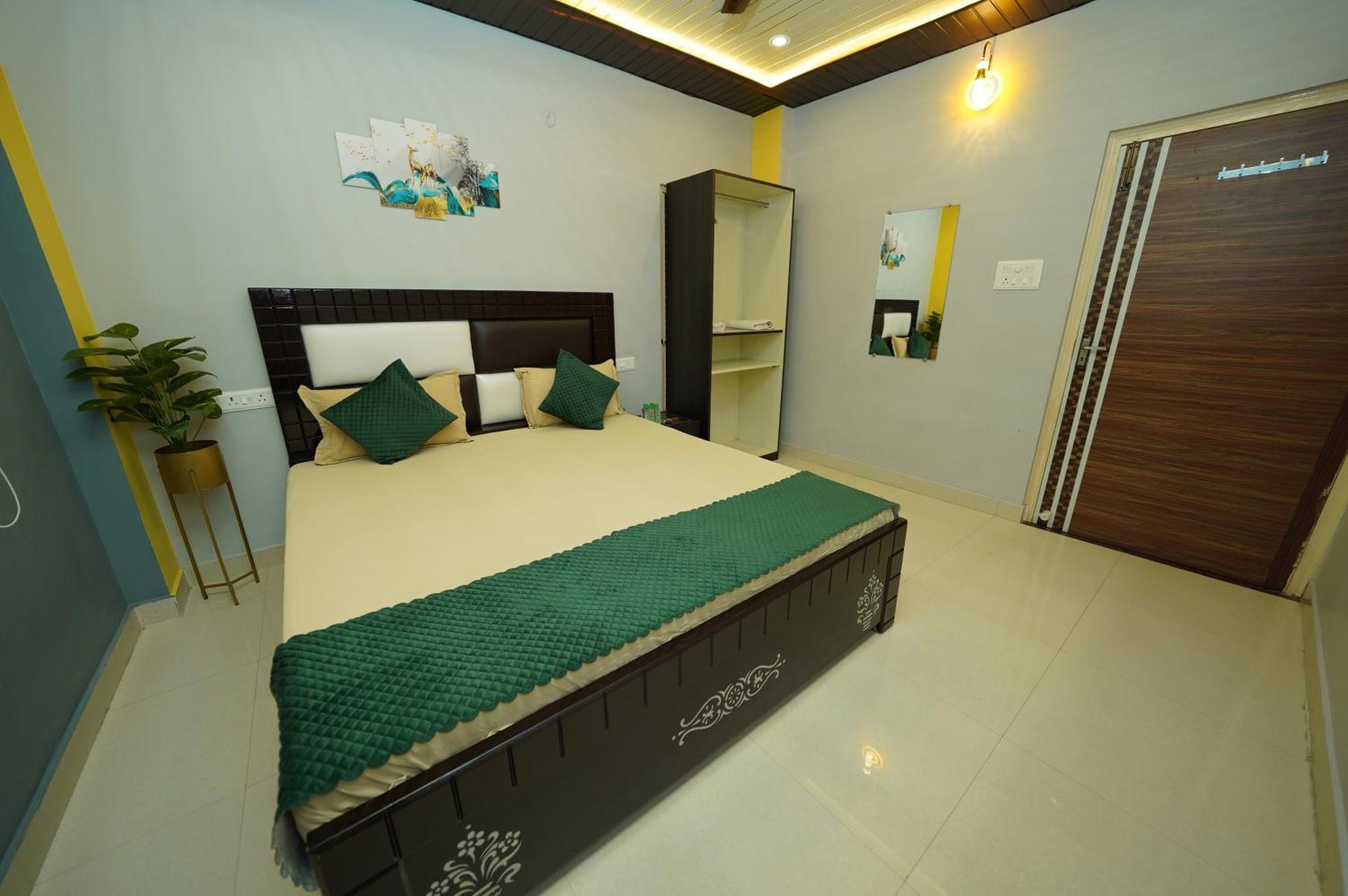 Golden Lotus Varanasi Hotel Exterior photo