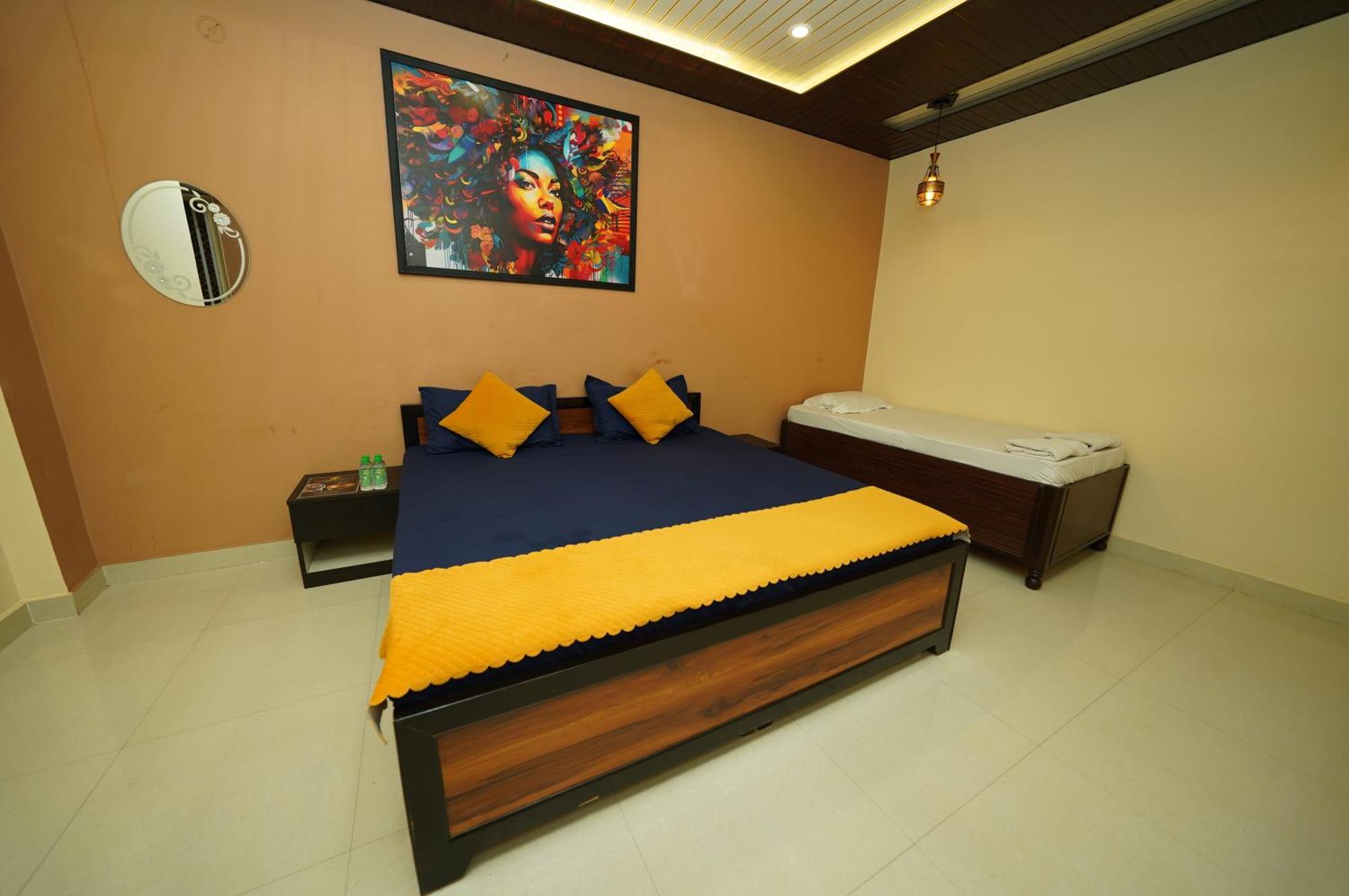 Golden Lotus Varanasi Hotel Exterior photo