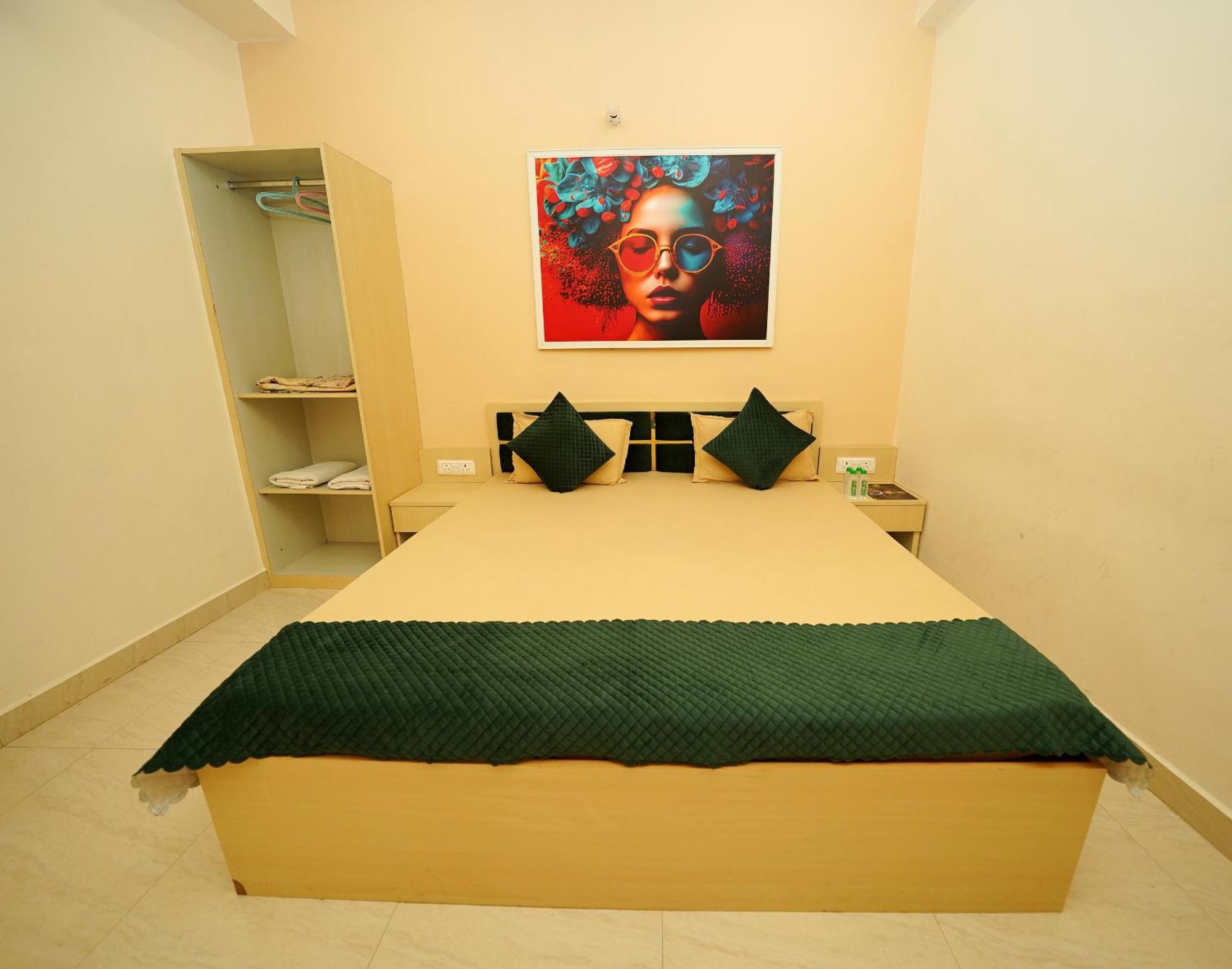Golden Lotus Varanasi Hotel Exterior photo