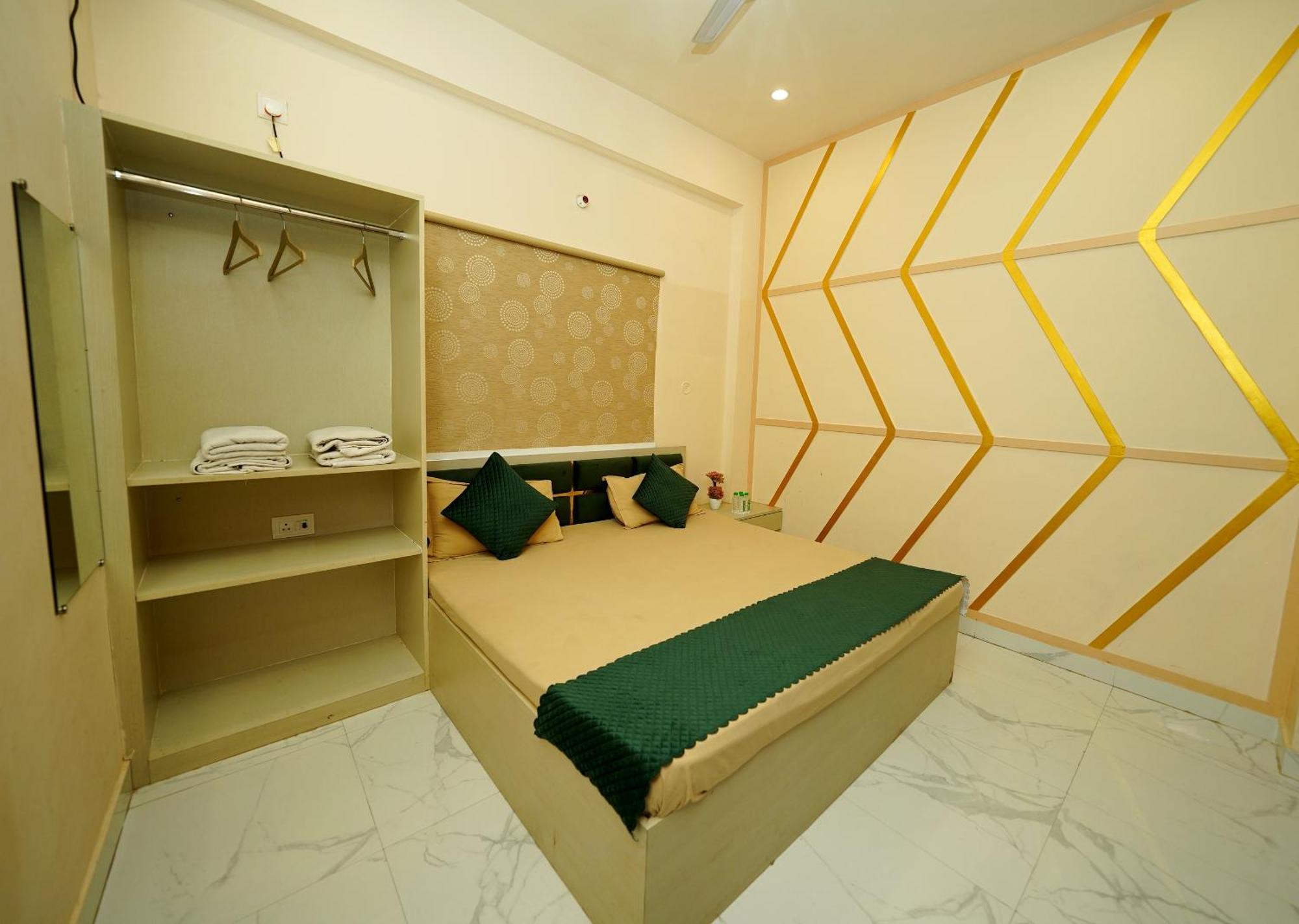 Golden Lotus Varanasi Hotel Exterior photo
