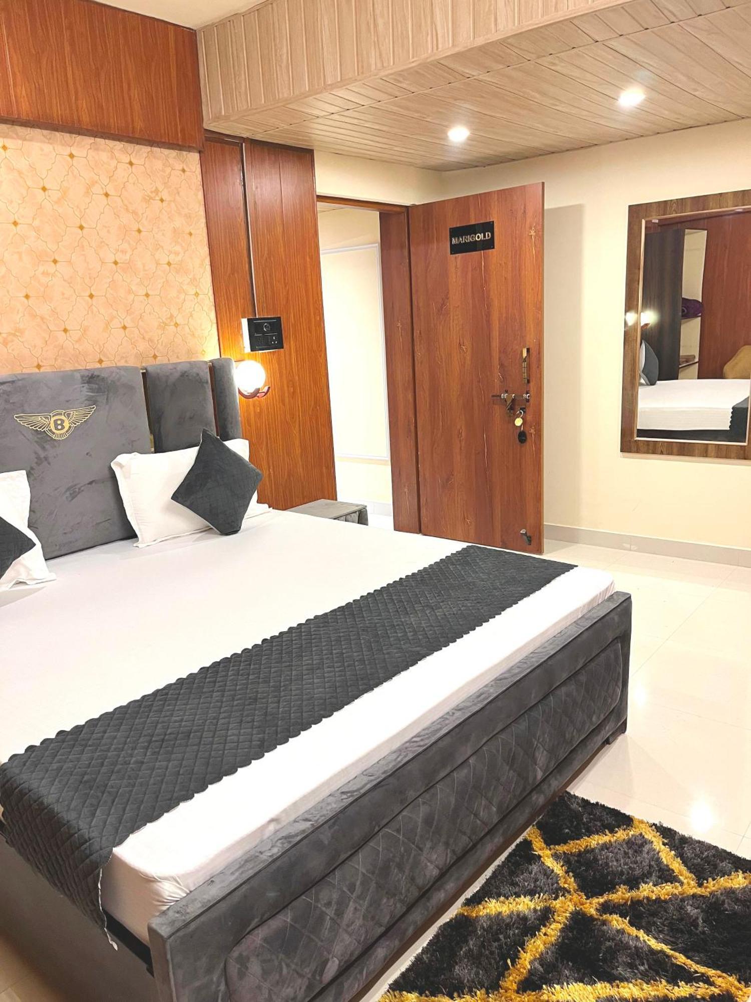 Golden Lotus Varanasi Hotel Exterior photo