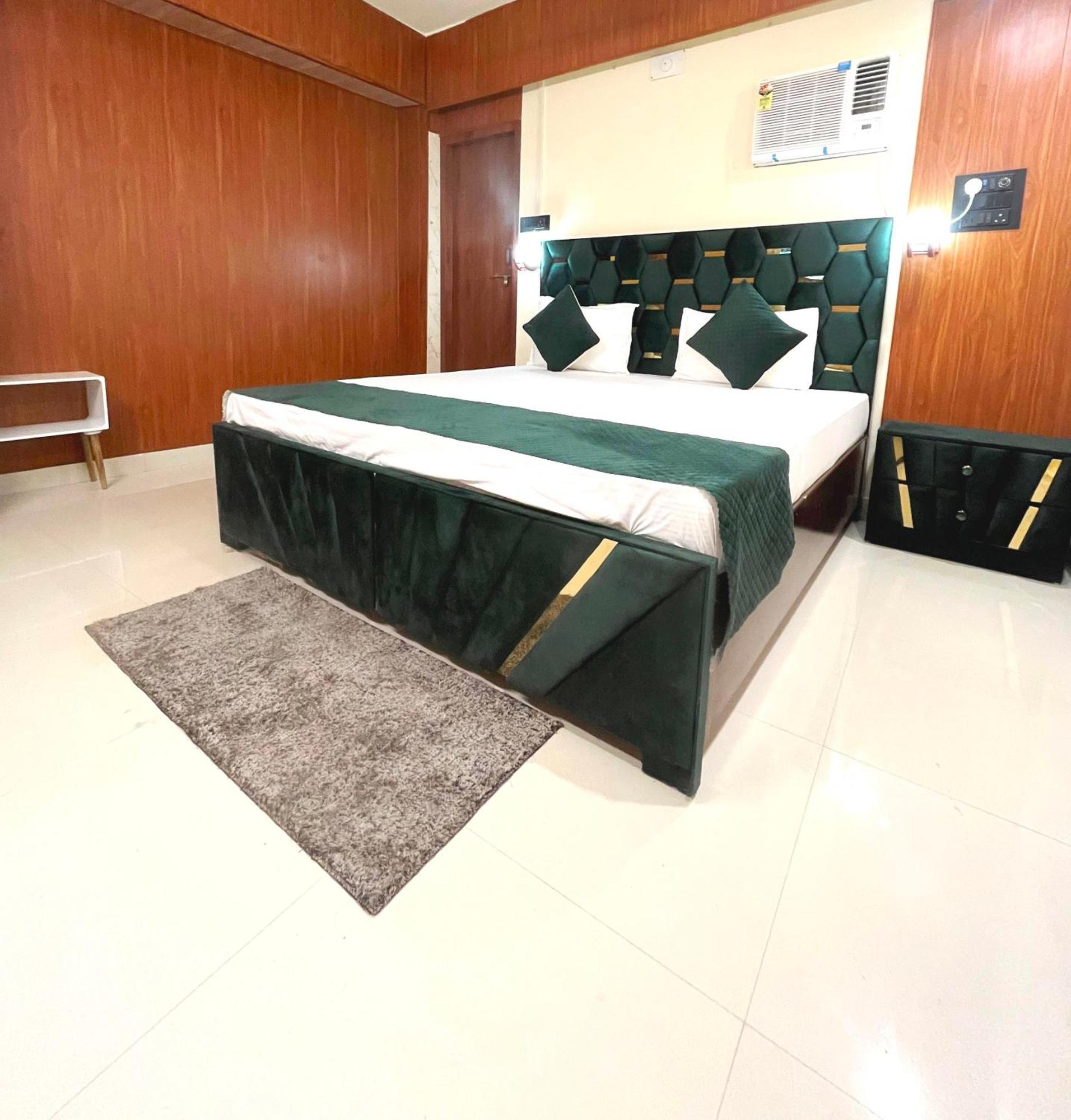 Golden Lotus Varanasi Hotel Exterior photo