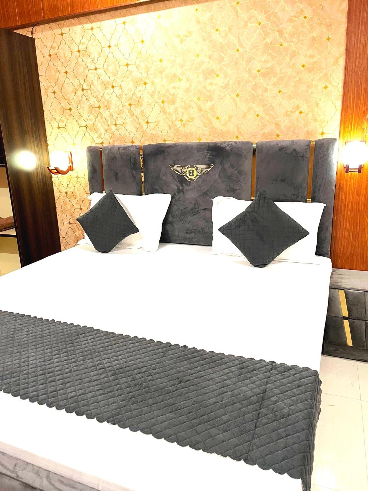 Golden Lotus Varanasi Hotel Exterior photo